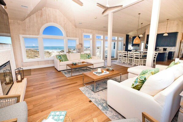 تلفزيون، مدفأة، كُتُب، ستيريو