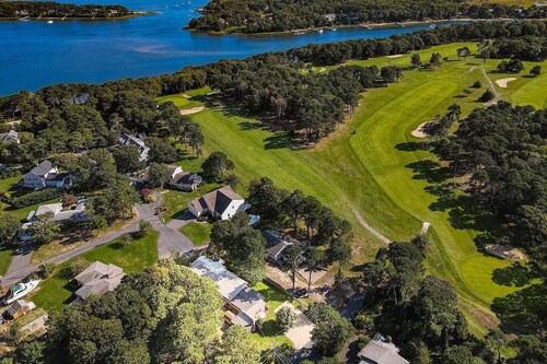  Steps to private Beach, Golf Course, AC, tandem Kayak for Guests