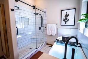Baignoire, articles de toilette (gratuits), séchoir à cheveux