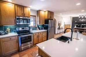 冰箱、微波炉、烤箱、炉灶