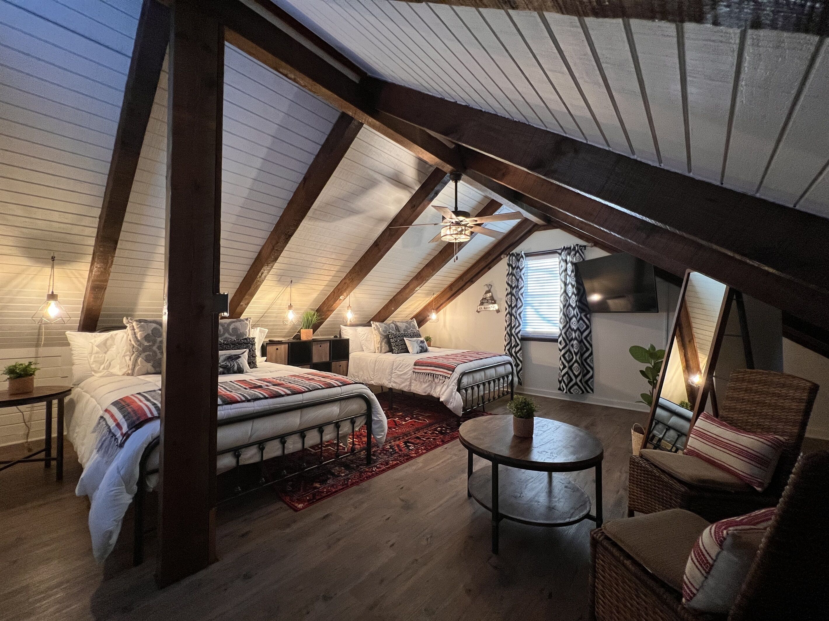 5 chambres, bureau, fer et planche à repasser, lit parapluie