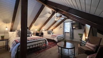 5 soverom, skrivebord, strykejern/-brett og reiseseng for barn