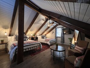 5 bedrooms, desk, iron/ironing board, travel crib - Longhorn Lodge at Natural State Cabins (Hot Springs)