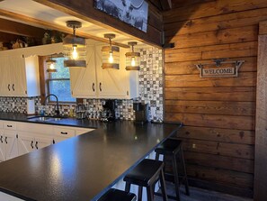 Fridge, microwave, oven, stovetop - Longhorn Lodge at Natural State Cabins (Hot Springs)