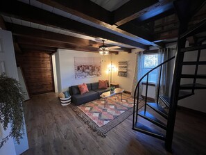 Smart TV, foosball - Longhorn Lodge at Natural State Cabins (Hot Springs)