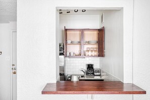 Interior - Premium Gold Coast 1BR w/ Doorman & Gym, 2 blocks to L, by Blueground (Chicago)