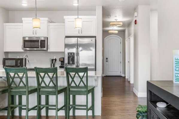 冷蔵庫、電子レンジ、オーブン、コンロ