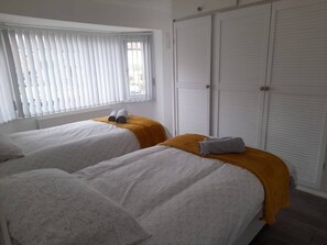 3 habitaciones, tabla de planchar con plancha, wifi y ropa de cama 