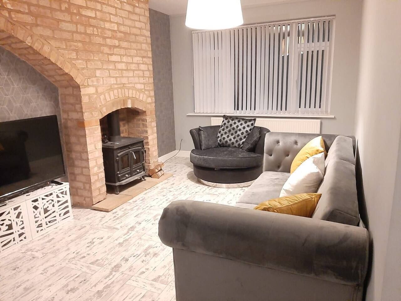 Televisión y chimenea 