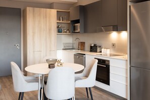 Business-Apartment | Essbereich im Zimmer