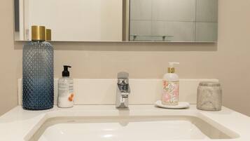 Departamento empresarial | Baño | Regadera, regadera tipo lluvia, toallas