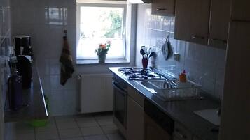 Kühlschrank, Mikrowelle, Herdplatte, Geschirrspüler