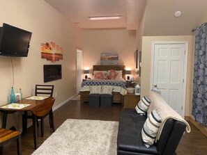 Smart TV, fireplace, DVD player, books - Heartland studio in North Pole, Alaska - plus extras  (North Pole)