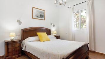 3 bedrooms, iron/ironing board, free WiFi, bed sheets