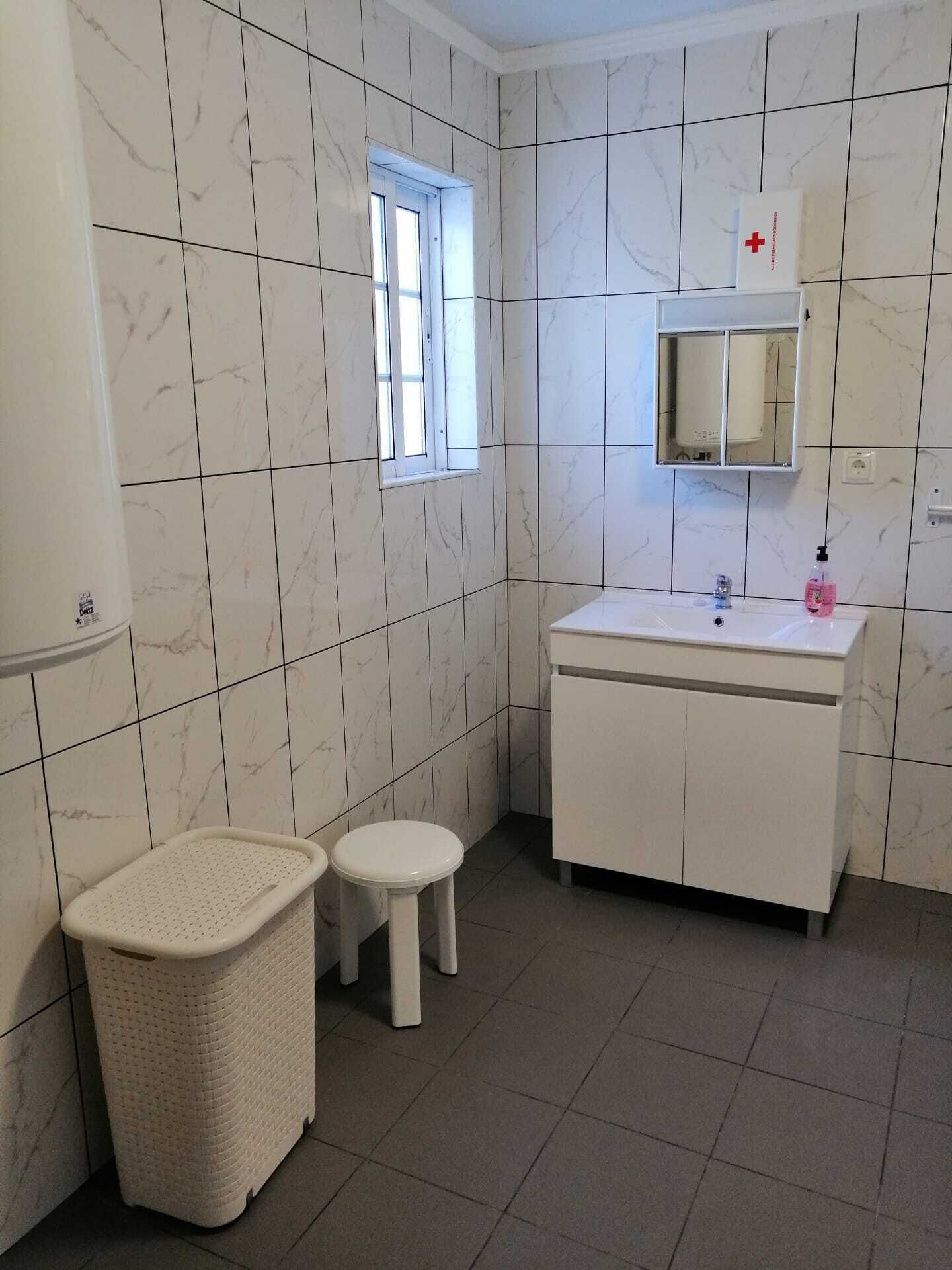 Douche, sèche-cheveux, serviettes fournies