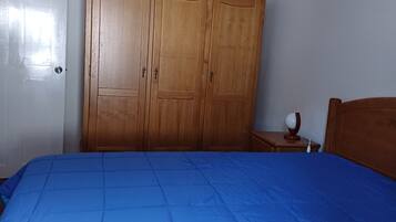 2 عدّة غرف نوم ومكواة/لوح كي وواي فاي مجانًا وملاءات أسرّة