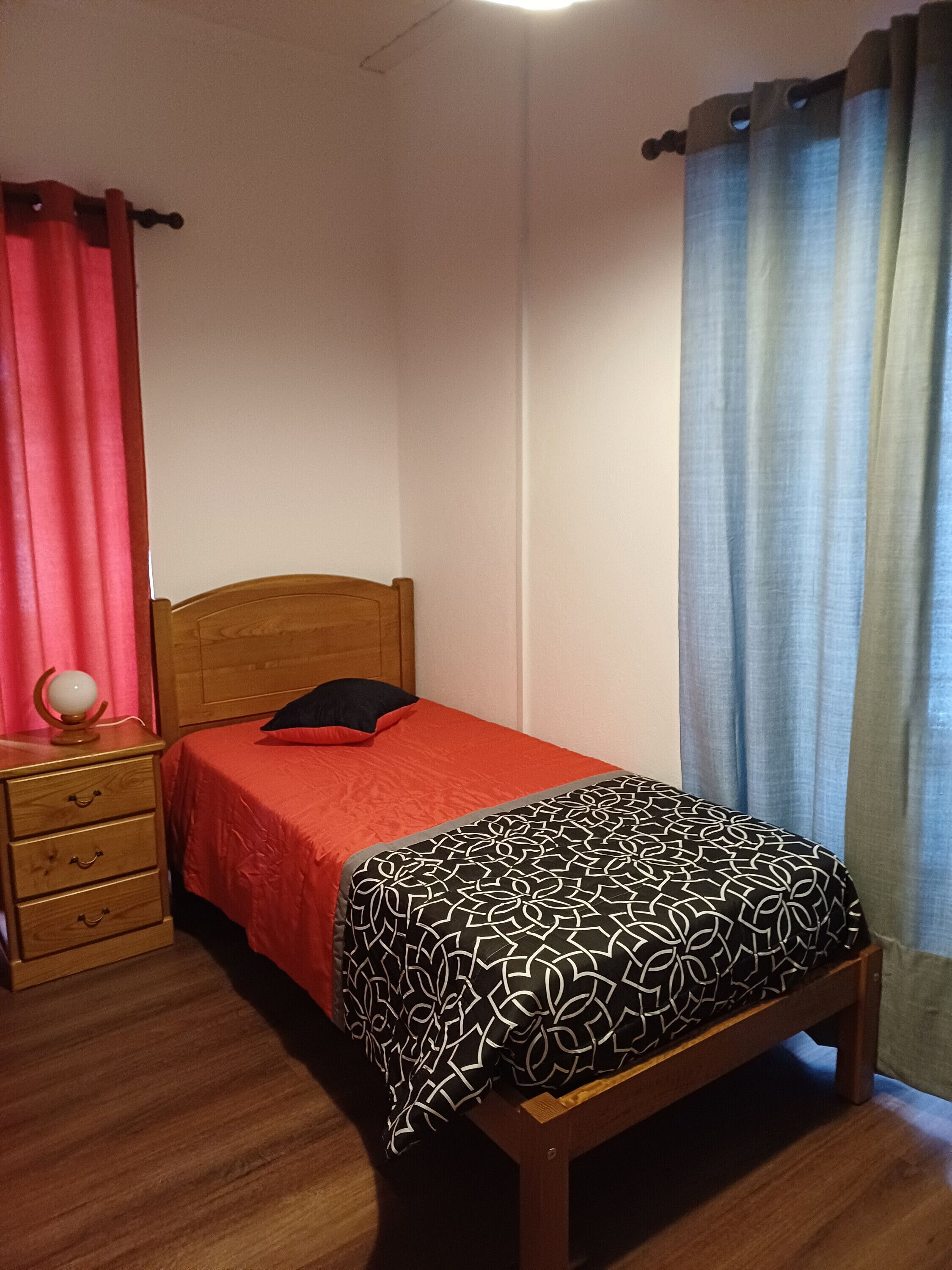 2 chambres, fer et planche à repasser, Wi-Fi gratuit, draps fournis