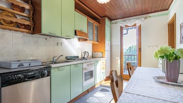 Frigorífico, horno, placa de cocina y lavavajillas