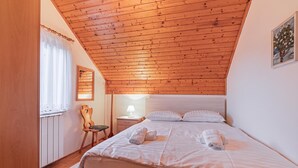 3 bedrooms, WiFi (free), bed sheets