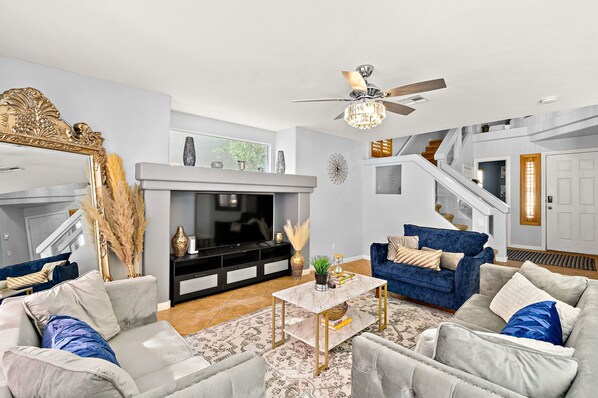 Smart-TV, Kamin, Bücher, Stereoanlage