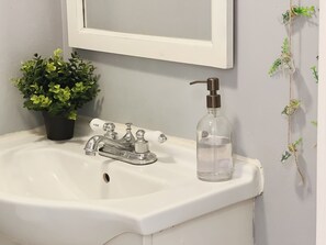 Regadera, secadora de cabello, toallas, jabón 