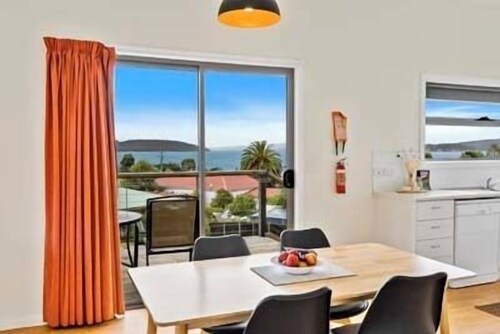 Cottage on Chapman, beautiful Bay Views