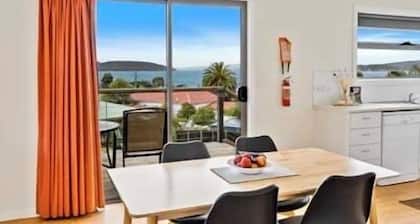 Cottage on Chapman, beautiful Bay Views