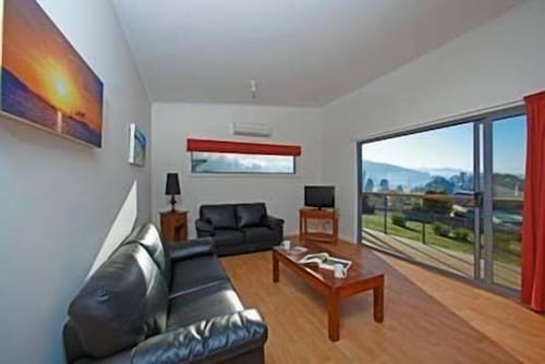 Cottage on Chapman, beautiful Bay Views