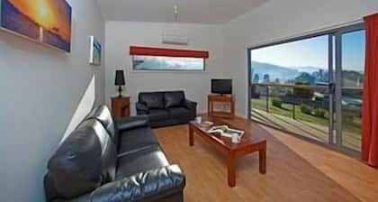 Cottage on Chapman, beautiful Bay Views