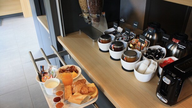Ein reichhaltiges Frühstücksbuffet mit verschiedenen Speisen und Beilagen.