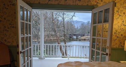 Southern Charm Riverside 4 Bedroom Home by RedAwning