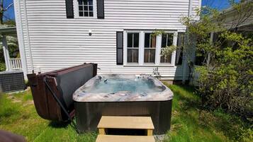 House, 4 Bedrooms | Outdoor spa tub