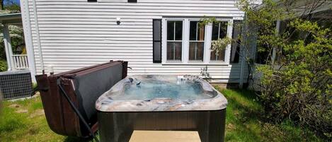 House, 4 Bedrooms | Outdoor spa tub