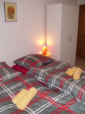 2 bedrooms, iron/ironing board, Internet