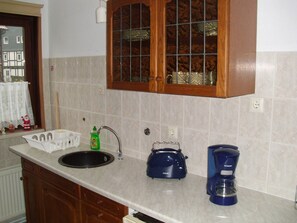 Frigorífico, microondas, placa de cocina y lavavajillas