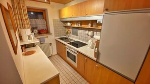 Fridge, oven, stovetop, coffee/tea maker