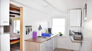 Cafetière/bouilloire, réfrigérateur, micro-ondes, plaque de cuisson