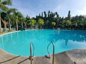 5 outdoor pools