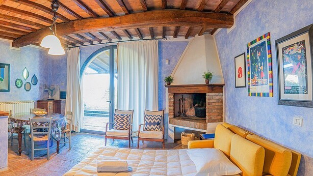 Ein gemütliches Zimmer mit Bett, Esstisch und Küchenzeile.