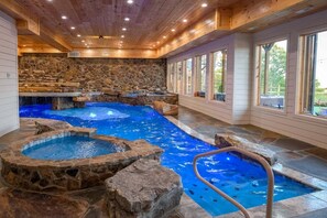 Una piscina cubierta