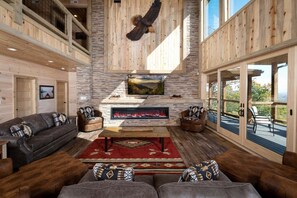 Una Smart TV, una chimenea, un reproductor de DVD