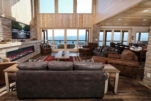Smart TV, fireplace, DVD player - Skyriver Falls - Luxury Indoor Pool, Mini Golf, Firepit, Mountain Views, Hot Tub + Game Room (Sevierville)