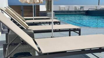 Außenpool (je nach Saison geöffnet), Sonnenschirme, Liegestühle