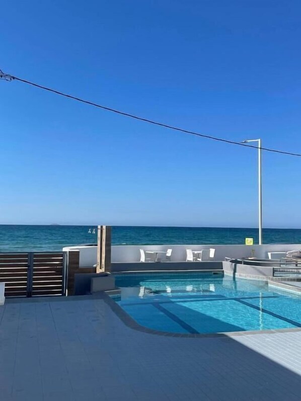 Außenpool (je nach Saison geöffnet), Sonnenschirme, Liegestühle