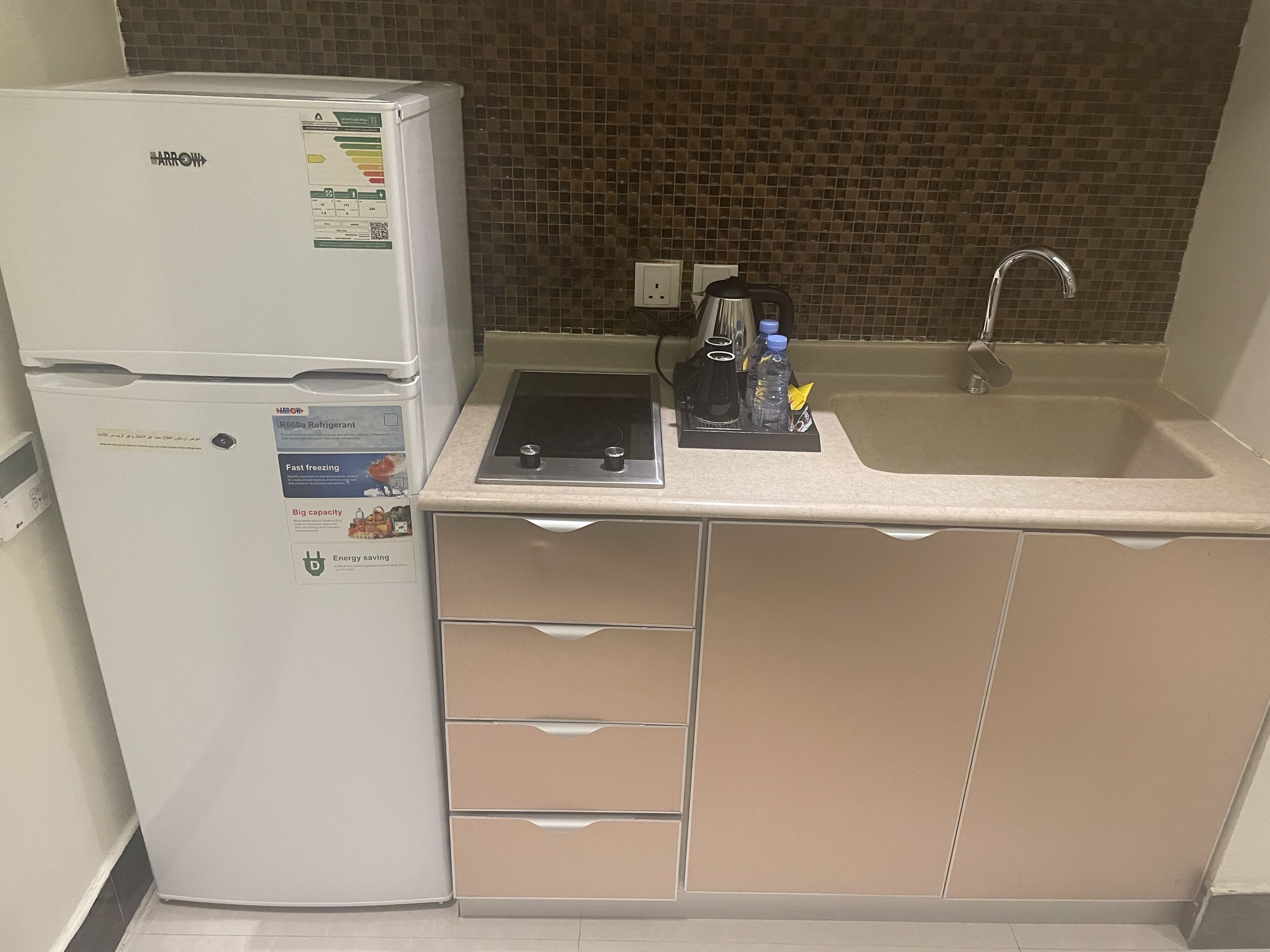 Habitación estándar | Cocina privada | Refrigerador con congelador, microondas, horno y cafetera y tetera 