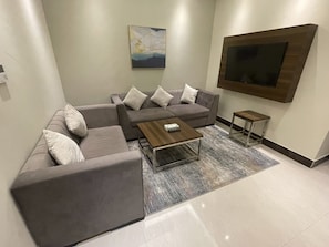 Two Bedroom Apartment | Coin séjour | Télévision LED de 55 pouces avec chaßnes par satellite, télévision