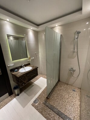 One Bedroom Apartment | ห้องน้ำ | ฝักบัว, เรนชาวเวอร์, โถสุขภัณฑ์แบบบิเดท์, ผ้าเช็ดตัว