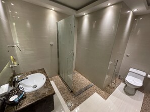 One Bedroom Apartment | Baño | Regadera, regadera tipo lluvia, bidet, toallas 