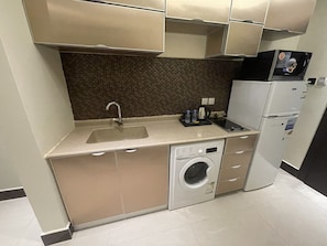 Deluxe Room | Cuisine privée | Réfrigérateur grande capacité avec congélateur, four à micro-ondes