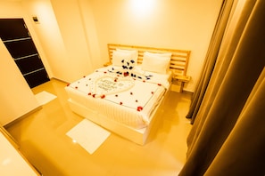 Quarto casal luxo, sacada | Roupas de cama premium, frigobar, cofres nos quartos